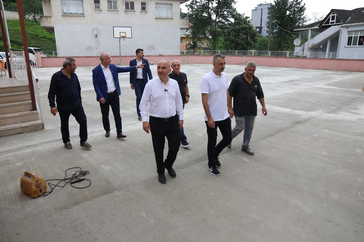 rize-belediye-baskani-rahmi-metin-okullarin-bahcelerinin-betonlama-calismalarini-yerinde-inceledi-4.jpg