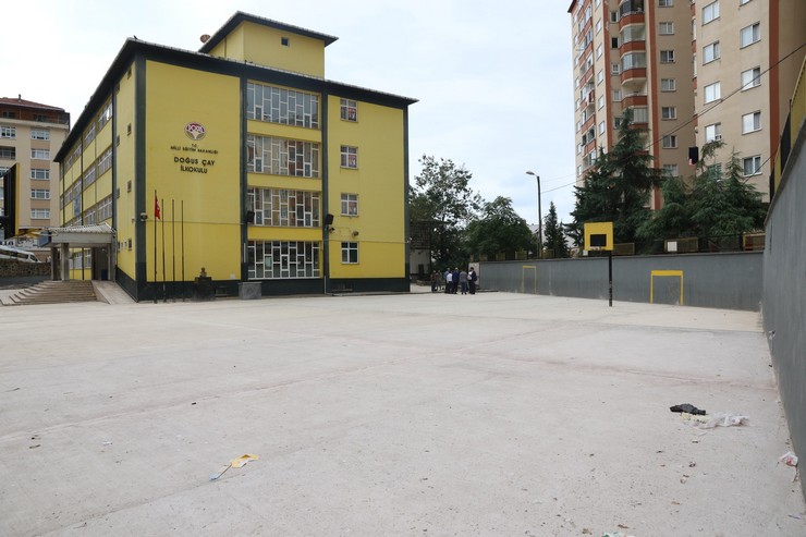 rize-belediye-baskani-rahmi-metin-okullarin-bahcelerinin-betonlama-calismalarini-yerinde-inceledi-6.jpg