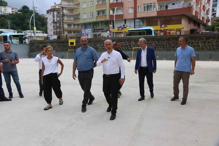rize-belediye-baskani-rahmi-metin-okullarin-bahcelerinin-betonlama-calismalarini-yerinde-inceledi-7.jpg