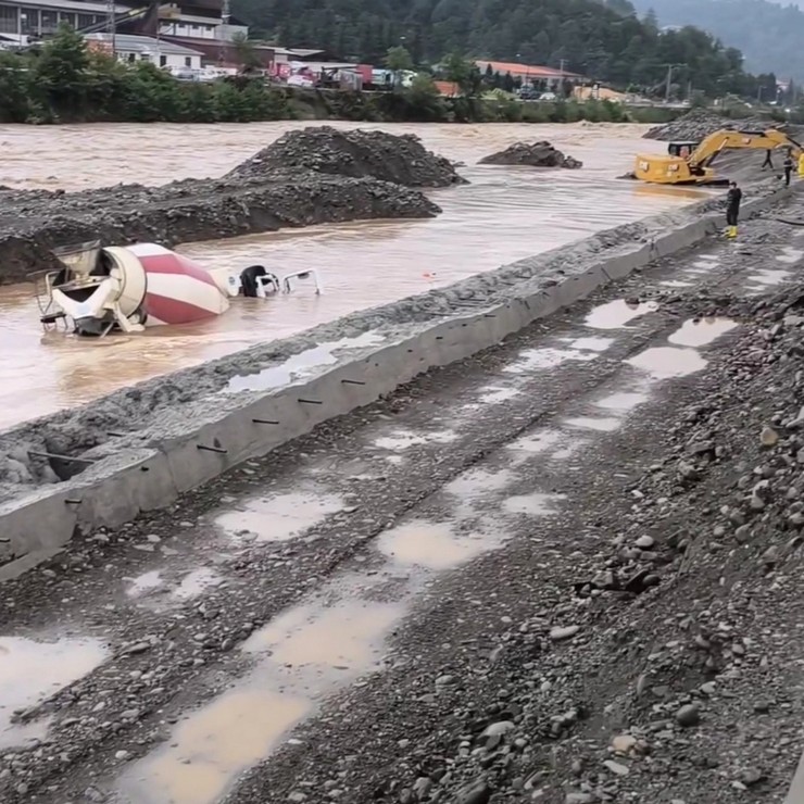 artvinin-arhavi-ilcesinde-dere-islahi-calismasi-yapan-beton-mikseri-saganak-nedeniyle-kayarak-debisi-yukselen-kapisre-deresine-devrildi-surucu-ici-suyla-dolan-ara.jpg