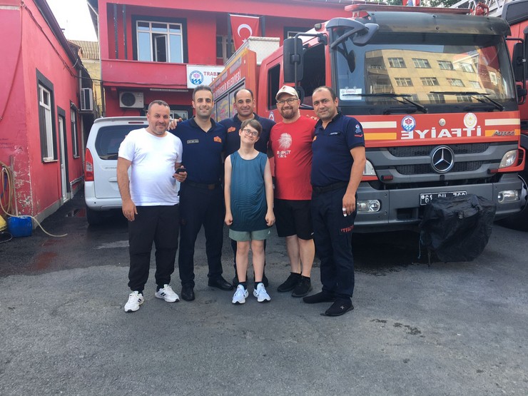 trabzonda-itfaiye-ekipleri-ozel-gereksinimli-cocuga-hayalindeki-gunu-yasatti-2.jpg