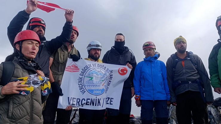 rize-vercenik-doga-sporlari-kulubu-uyeleri-30-agustos-zafer-bayraminda-3-bin-937-metre-yuksekligindeki-kackar-daginin-zirvesine-tirmandi-1.jpg