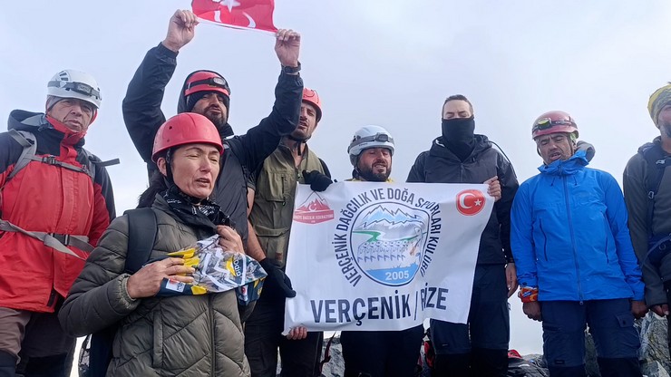 rize-vercenik-doga-sporlari-kulubu-uyeleri-30-agustos-zafer-bayraminda-3-bin-937-metre-yuksekligindeki-kackar-daginin-zirvesine-tirmandi-5.jpg
