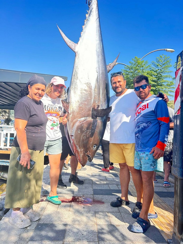 muglanin-bodrum-ilcesinden-denize-acilan-balikcilar-aydinin-didim-ilcesi-aciklarinda-oltayla-317-kilogram-agirliginda-dev-orkinos-yakaladi-orkinos-4-saat-45-dakika-mucadele-ile-denizden-cikarildi-2.jpg