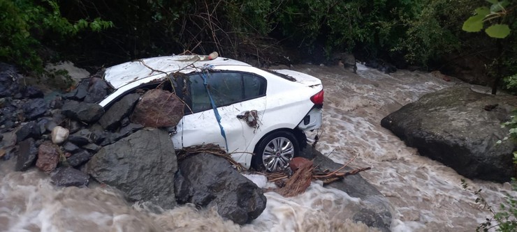 artvinde-etkili-olan-saganak-sel-ve-taskina-neden-oldu-park-halindeki-bir-otomobil-tasan-dereye-duserek-metrelerce-suruklendi-1.jpg