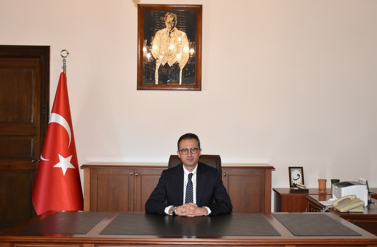 2014-2016-yillari-arasinda-rizenin-findikli-ilcesinde-kaymakamlik-gorevinde-bulunan-bursanin-iznik-ilcesi-kaymakami-arif-karaman-trafik-kazasi-gecirdi-2.jpg