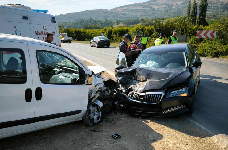 2014-2016-yillari-arasinda-rizenin-findikli-ilcesinde-kaymakamlik-gorevinde-bulunan-bursanin-iznik-ilcesi-kaymakami-arif-karaman-trafik-kazasi-gecirdi-5.jpg