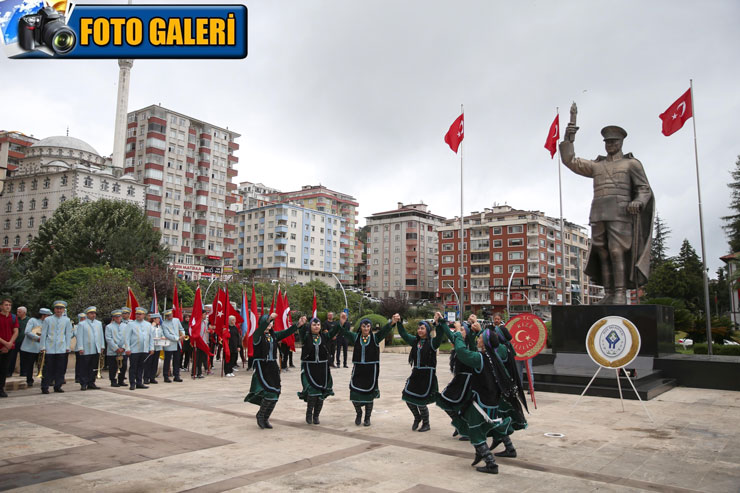 buyuk-onder-gazi-mustafa-kemal-ataturkun-rizeye-gelisinin-100-yil-donumu-dolayisiyla-toren-duzenlendi.jpg