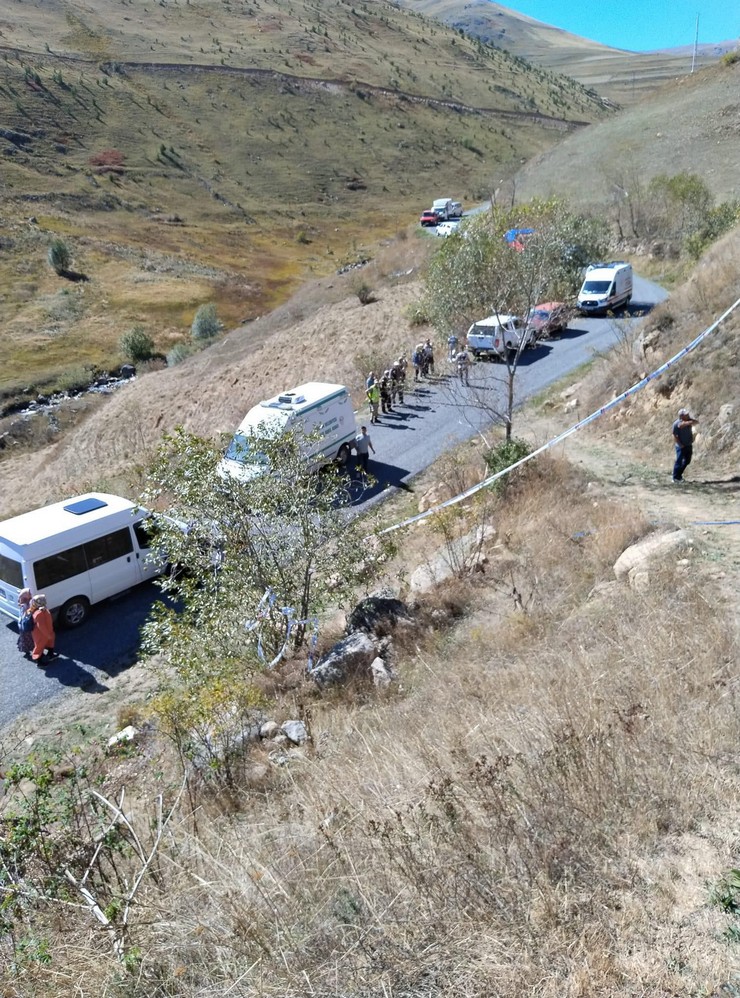 gumushanede-kamyonet-70-metrelik-ucuruma-yuvarlandi-2-olu-6.jpg