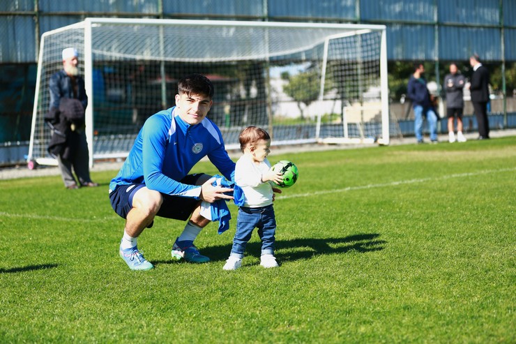 caykur-rizespor-kulubu-rize-otizmle-mucadele-dernegini-romed-antrenman-oncesi-mehmet-cengiz-tesislerinde-misafir-etti-2.jpg