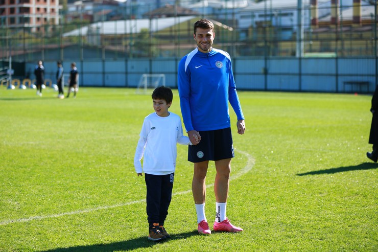 caykur-rizespor-kulubu-rize-otizmle-mucadele-dernegini-romed-antrenman-oncesi-mehmet-cengiz-tesislerinde-misafir-etti-3.jpg