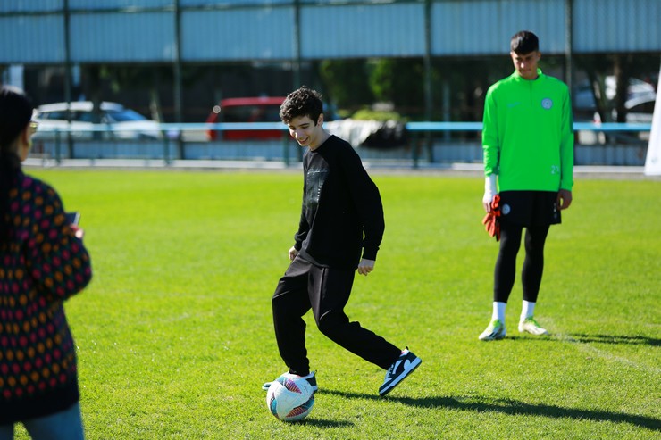 caykur-rizespor-kulubu-rize-otizmle-mucadele-dernegini-romed-antrenman-oncesi-mehmet-cengiz-tesislerinde-misafir-etti-6.jpg