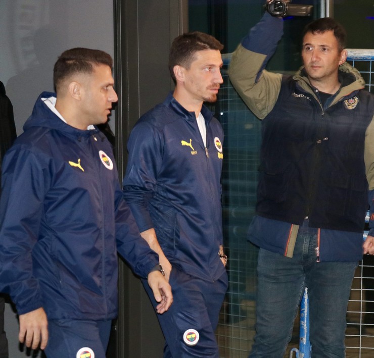 fenerbahce-kafilesi-trabzona-geldi-7.jpg