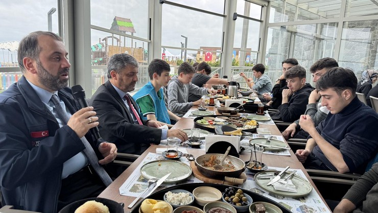 rizede-hafizlik-egitimini-basariyla-tamamlayan-genc-hafizlar-unutulmaz-bir-bulusmaya-imza-atti-3.jpg