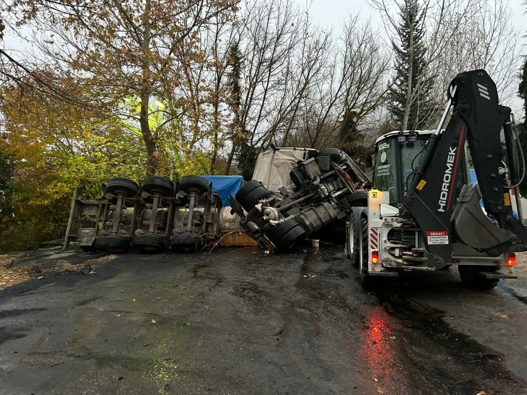 BALIKESİR Devrilen TIR'da sıkışan ve üzerine 'sülfürik asit' dökülen şoför öldü