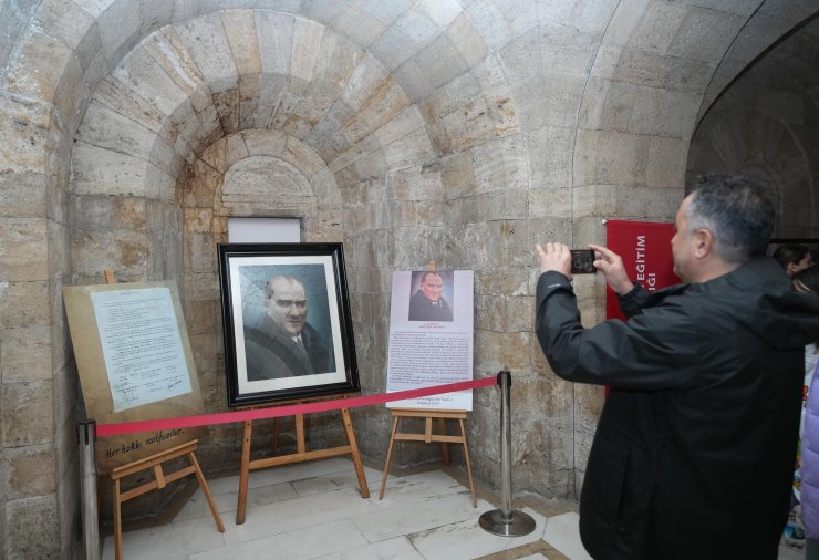 MEB: Tarihi Atatürk portresi, Anıtkabir'de yoğun ilgi gördü