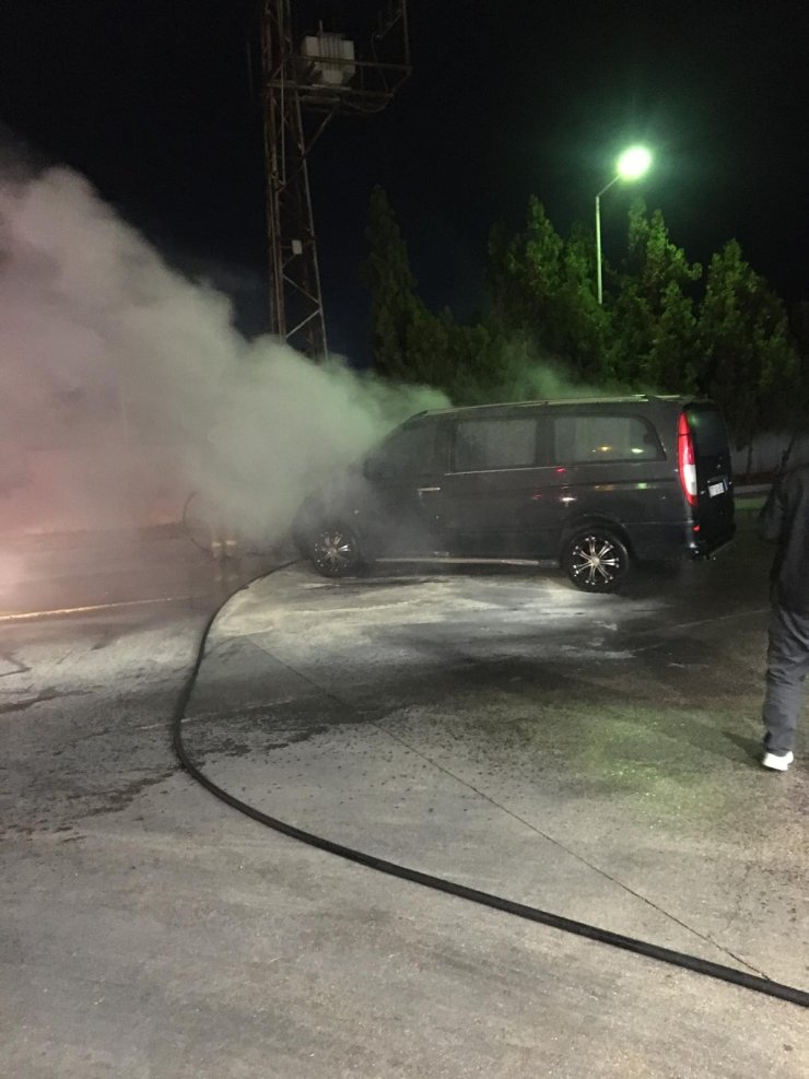 Akaryakıt istasyonunda park halindeki minibüs yandı