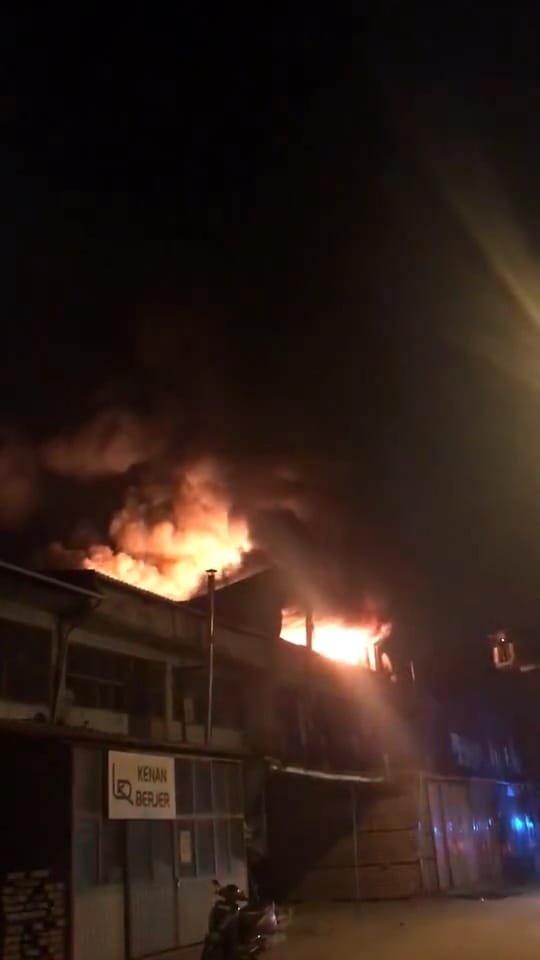 Bursa'da mobilya imalathanesinde yangın