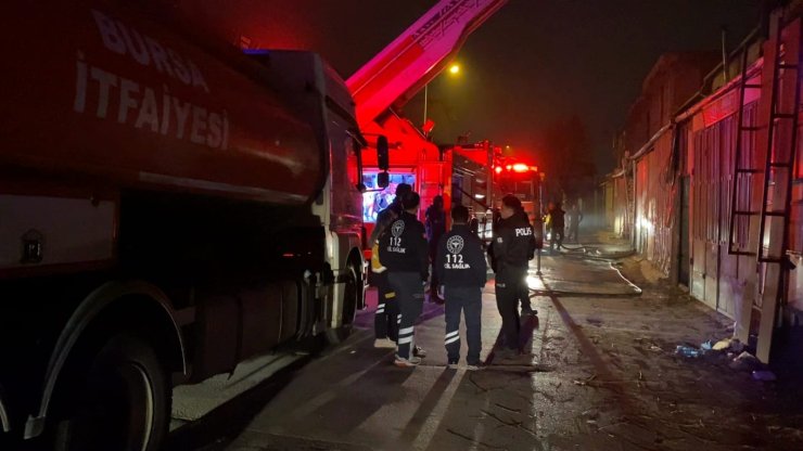 Bursa'da mobilya imalathanesinde yangın