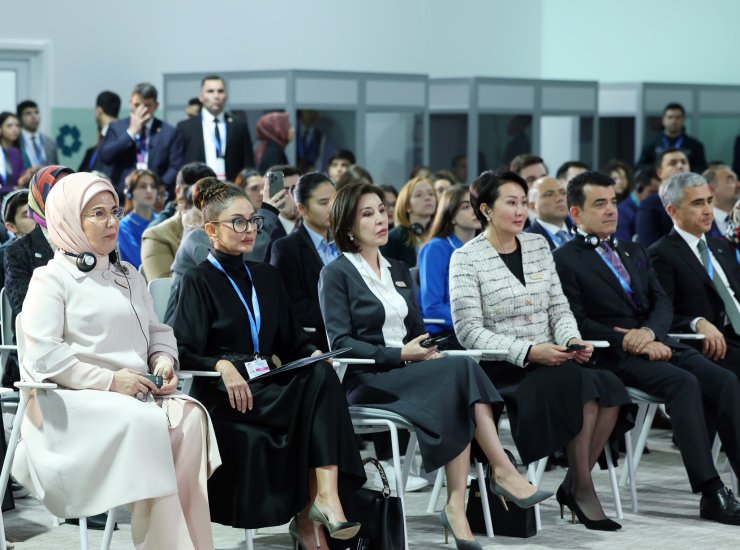 Emine Erdoğan, Cop29'da İklim Gönüllüsü Gençlerle Bir Araya Geldi