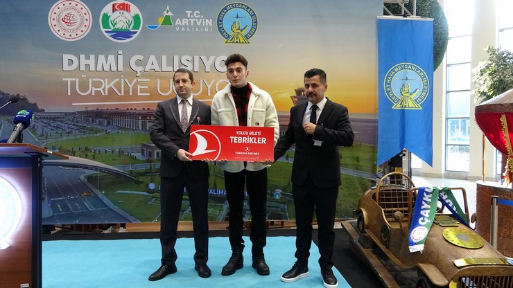 rize-artvin-havalimanininda-2024un-1-milyonuncu-yolcusu-icin-toren-7.jpg