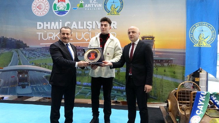 rize-artvin-havalimanininda-2024un-1-milyonuncu-yolcusu-icin-toren-8.jpg