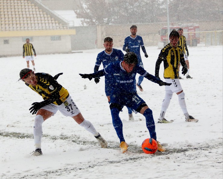 pazarspor-nesine-3-lig-12-haftasinda-yogun-kar-altinda-oynanan-karsilasmada-bayburt-ozel-idarespor-ile-deplasmanda-1-1-berabere-kaldi-4.jpg