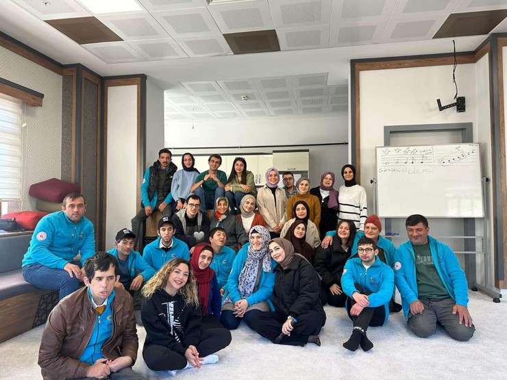 kyk-ayder-kiz-ogrenci-yurdu-ogrencileri-ozel-gereksinimli-cocuklarla-bir-araya-geldi-3-002.jpg