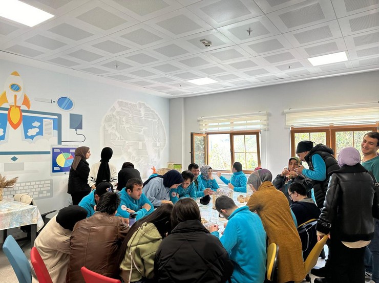 kyk-ayder-kiz-ogrenci-yurdu-ogrencileri-ozel-gereksinimli-cocuklarla-bir-araya-geldi-5-001.jpg
