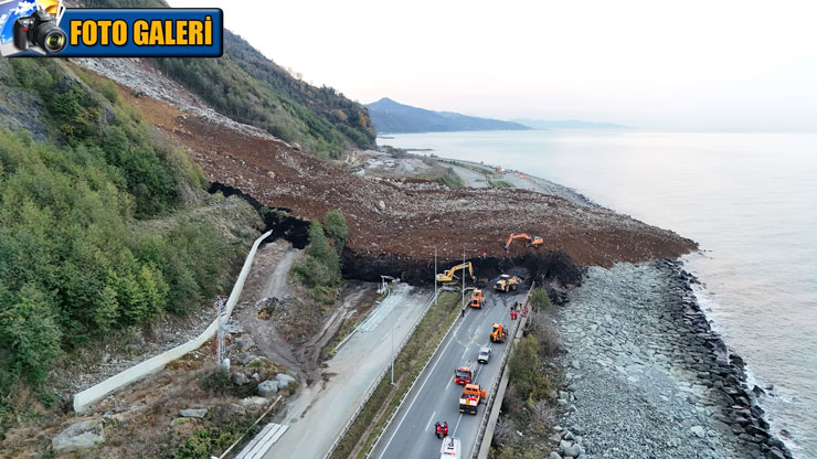artvinde-heyelan-karadeniz-sahil-yolu-ulasima-kapandi-001.jpg