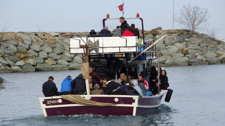 rize-artvin-havalimanindaki-yolcular-balikci-tekneleriyle-denizden-tasiniyor-2-001.jpg