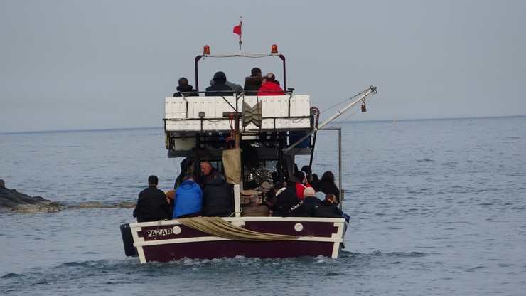rize-artvin-havalimanindaki-yolcular-balikci-tekneleriyle-denizden-tasiniyor-3-001.jpg