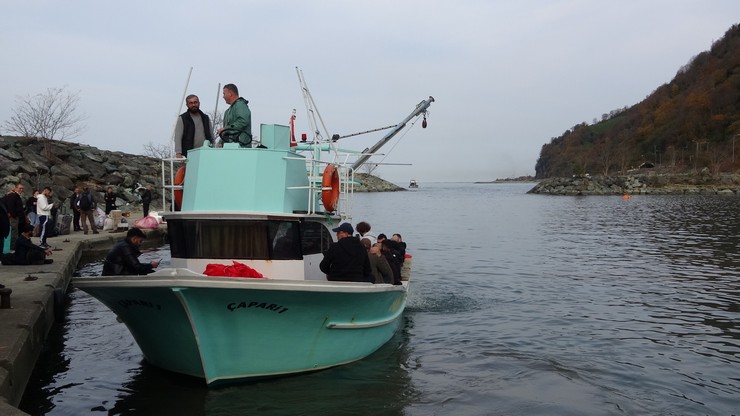 rize-artvin-havalimanindaki-yolcular-balikci-tekneleriyle-denizden-tasiniyor-4-001.jpg