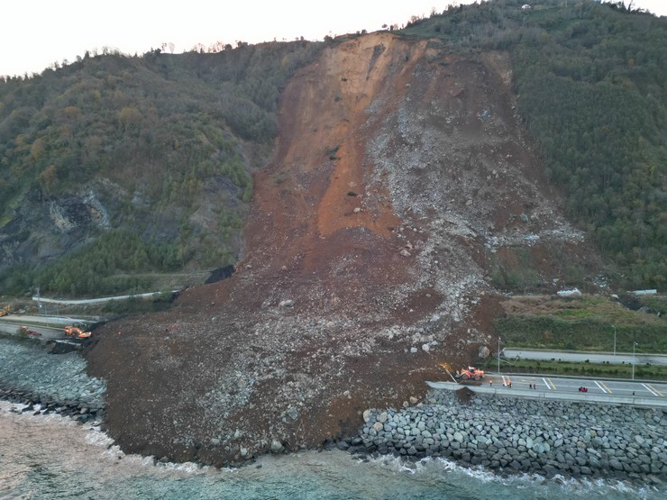 rizenin-findikli-ilcesi-ile-artvinin-arhavi-ilcesi-arasinda-yer-alan-gungoren-tuneli-cikisi-kiyicik-mevkisinde-meydana-gelen-heyelan-1.jpg