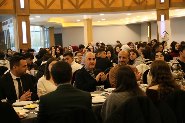 baskan-rahmi-metin-ribegemli-genclerle-bulustu-24.jpg