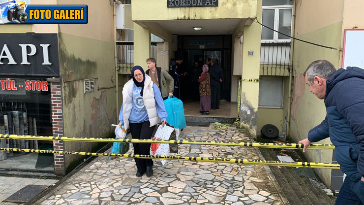 rizede-tahliye-edilen-apartmanin-sakinleri-polis-kontrolunde-esyalarini-aldi.jpg