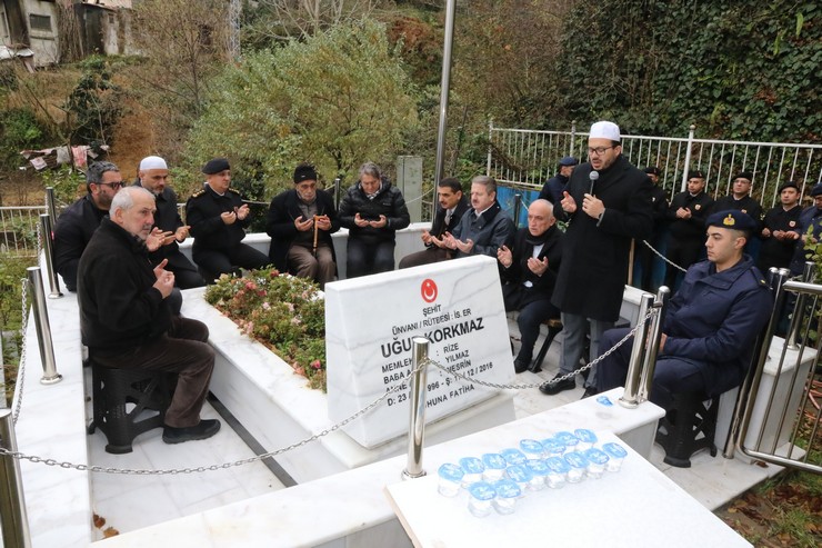 sehit-ugur-korkmaz-rizede-kabrinde-anildi-5.jpg