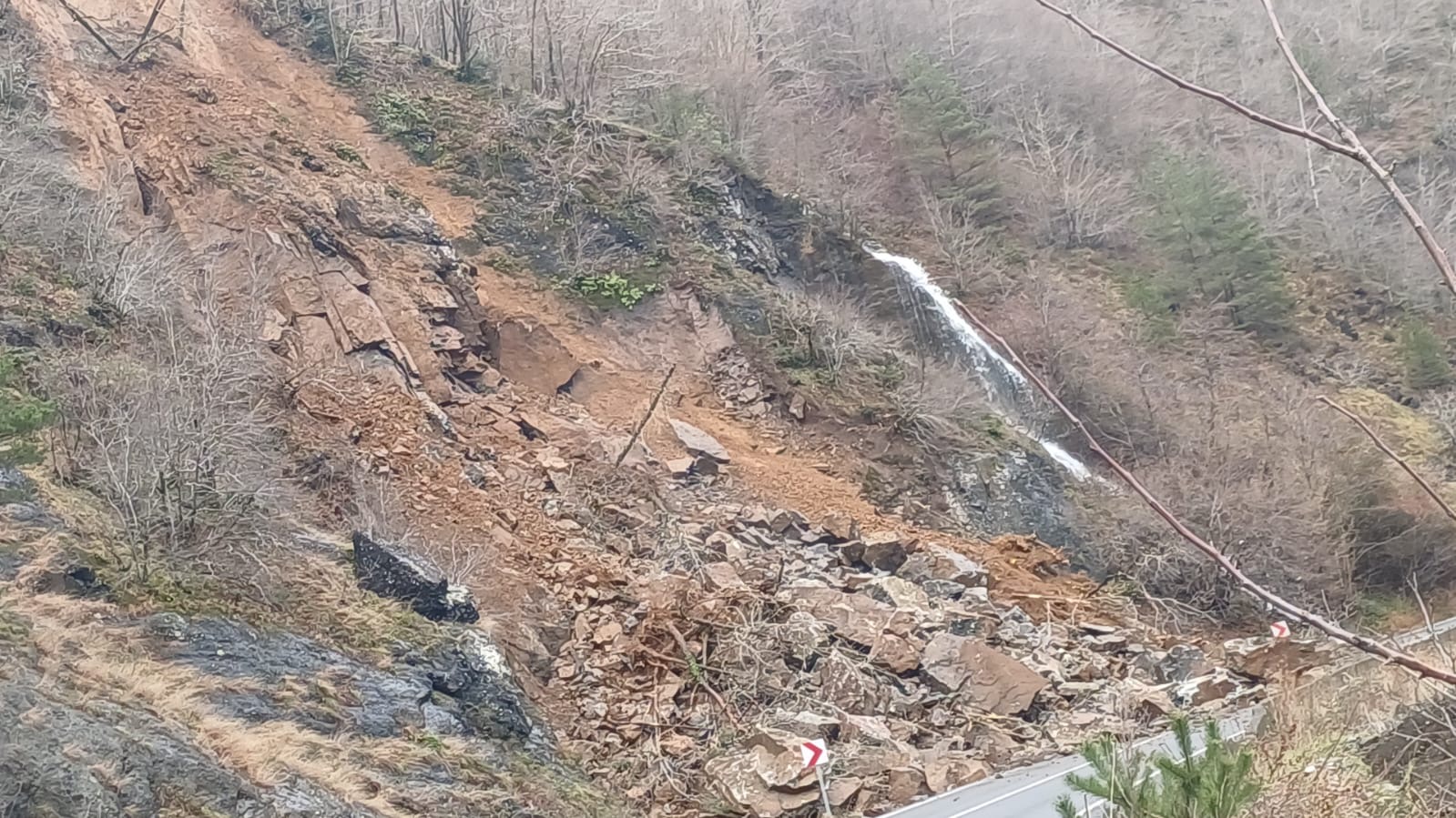 aa-20241219-36526871-36526869-artvinhopa-karayolunda-heyelan-nedeniyle-ulasim-kontrollu-saglaniyor.jpg