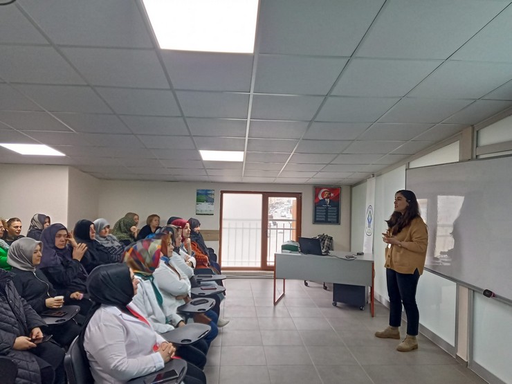 rize-belediyesinden-kadin-kursiyerlere-bagimlilikla-mucadele-egitimi-3.jpg