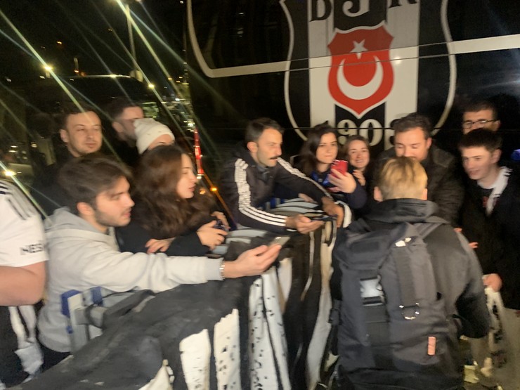 besiktas-kafilesi-rizeye-geldi-23.jpg