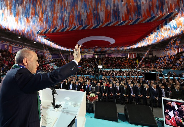 cumhurbaskani-ve-ak-parti-genel-baskani-recep-tayyip-erdogan-rize-yenisehir-spor-salonunda-duzenlenen-ak-parti-rize-8-olagan-il-kongresine-katilarak-bir-konusma-yap-3.jpg