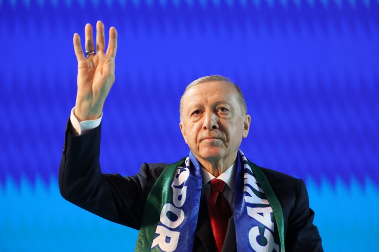 cumhurbaskani-ve-ak-parti-genel-baskani-recep-tayyip-erdogan-rize-yenisehir-spor-salonunda-duzenlenen-ak-parti-rize-8-olagan-il-kongresine-katilarak-bir-konusma-yap-5.jpg