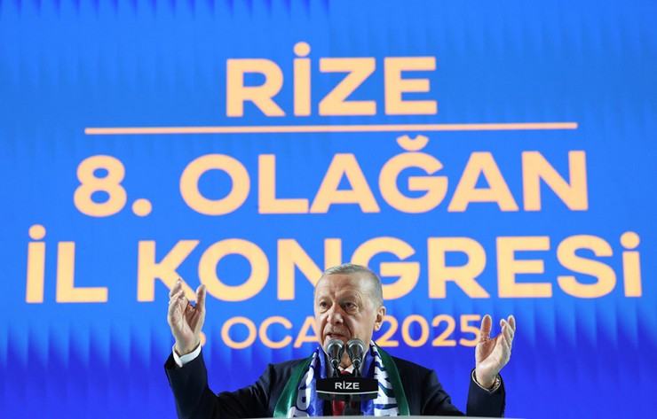 cumhurbaskani-ve-ak-parti-genel-baskani-recep-tayyip-erdogan-rize-yenisehir-spor-salonunda-duzenlenen-ak-parti-rize-8-olagan-il-kongresine-katilarak-bir-konusma-yap-7.jpg