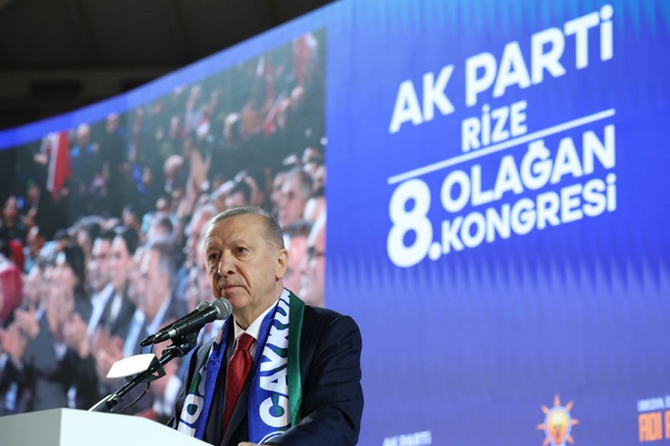 cumhurbaskani-ve-ak-parti-genel-baskani-recep-tayyip-erdogan-rize-yenisehir-spor-salonunda-duzenlenen-ak-parti-rize-8-olagan-il-kongresine-katilarak-bir-konusma-yap-8.jpg