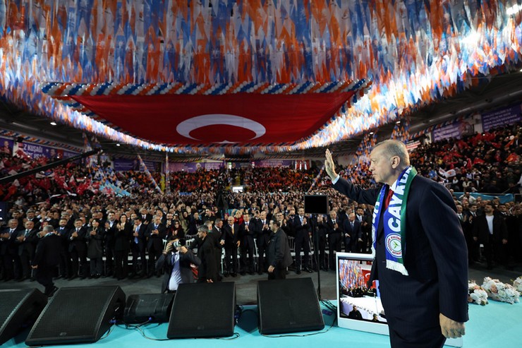 cumhurbaskani-ve-ak-parti-genel-baskani-recep-tayyip-erdogan-rize-yenisehir-spor-salonunda-duzenlenen-ak-parti-rize-8-olagan-il-kongresine-katilarak-bir-konusma-yapti-1.jpg