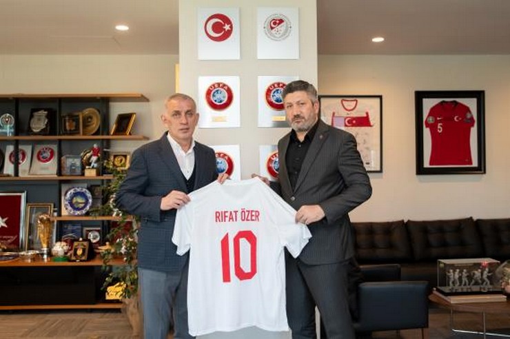 rizenin-guneysu-belediye-baskani-rifat-ozer-turkiye-futbol-federasyonu-baskani-ibrahim-ethem-haciosmanoglunu-makaminda-ziyaret-etti-1.jpg