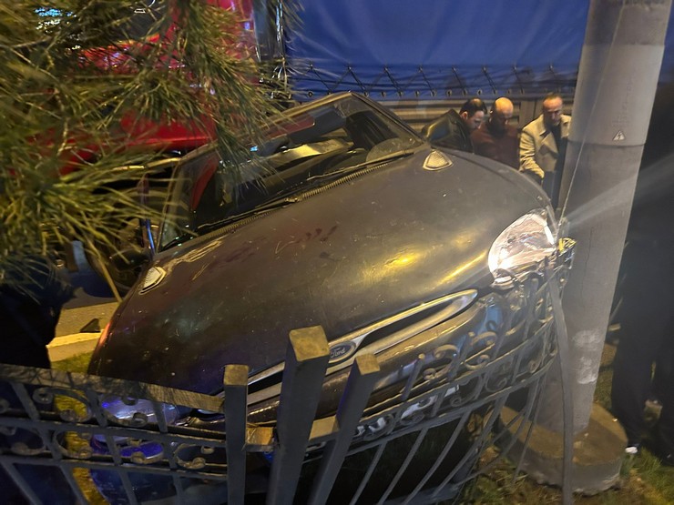 trabzonun-akcaabat-ilcesinde-tirin-carptigi-otomobile-carptigi-kazada-surucu-yaralandi-1.jpg