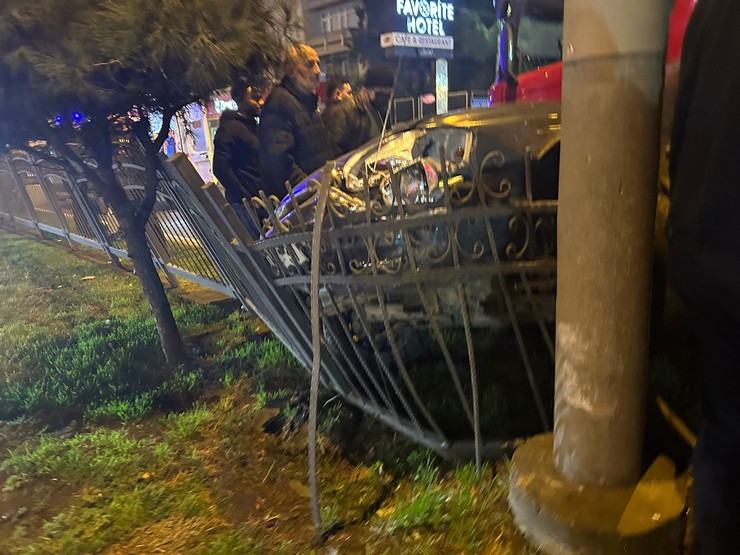 trabzonun-akcaabat-ilcesinde-tirin-carptigi-otomobile-carptigi-kazada-surucu-yaralandi-2.jpg