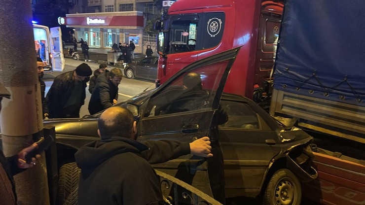 trabzonun-akcaabat-ilcesinde-tirin-carptigi-otomobile-carptigi-kazada-surucu-yaralandi-3.jpg