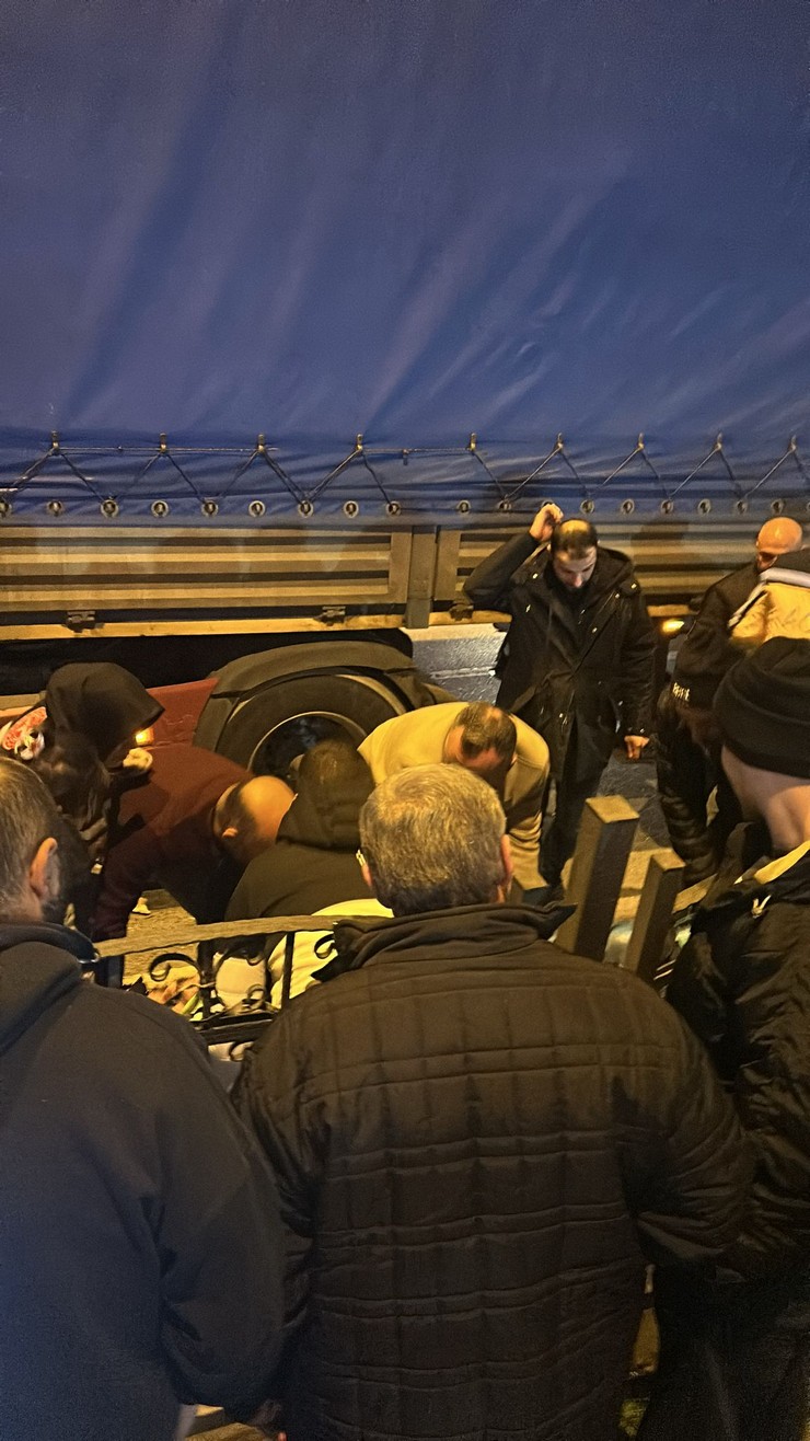 trabzonun-akcaabat-ilcesinde-tirin-carptigi-otomobile-carptigi-kazada-surucu-yaralandi-4.jpg